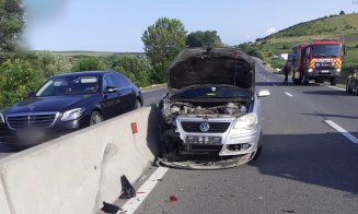 Accident între trei mașini, pe un drum din Cluj: O victimă a fost transportată la spital. Trafic îngreunat