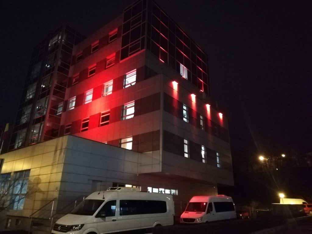 Clădirea Consiliului Județean Cluj, iluminată în roșu, de Ziua Mondială a Donatorului de Sânge
