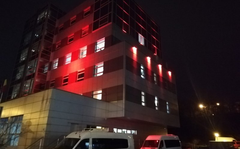 Clădirea Consiliului Județean Cluj, iluminată în roșu, de Ziua Mondială a Donatorului de Sânge