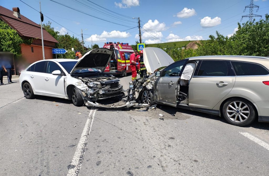 ACCIDENT cu trei mașini pe un drum din Cluj. Descarcerarea și două echipaje SMURD, la fața locului