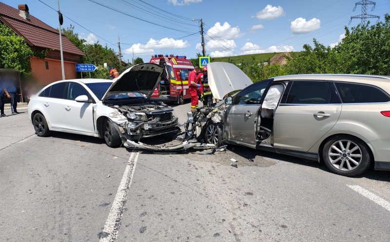 ACCIDENT cu trei mașini pe un drum din Cluj. Descarcerarea și două echipaje SMURD, la fața locului
