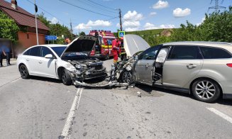 ACCIDENT cu trei mașini pe un drum din Cluj. Descarcerarea și două echipaje SMURD, la fața locului