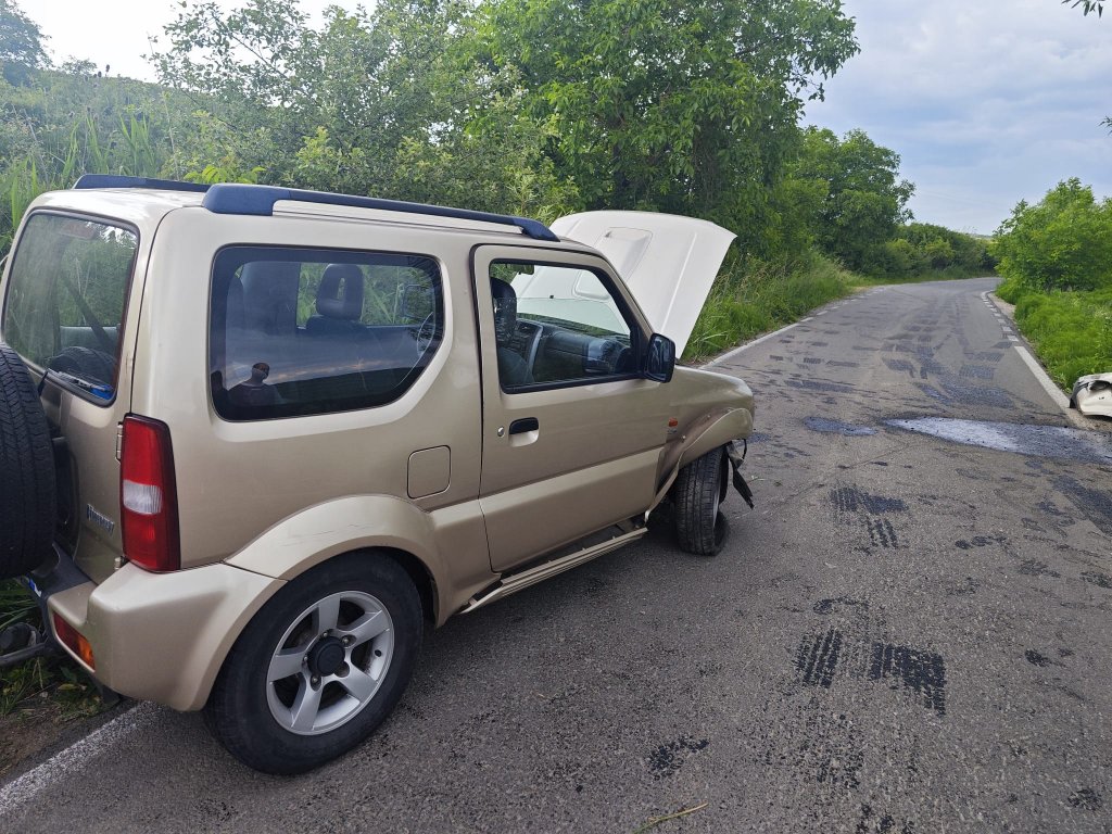 Mașină "șifonată" bine după un accident în Cluj. Doi bărbați au ajuns la spital