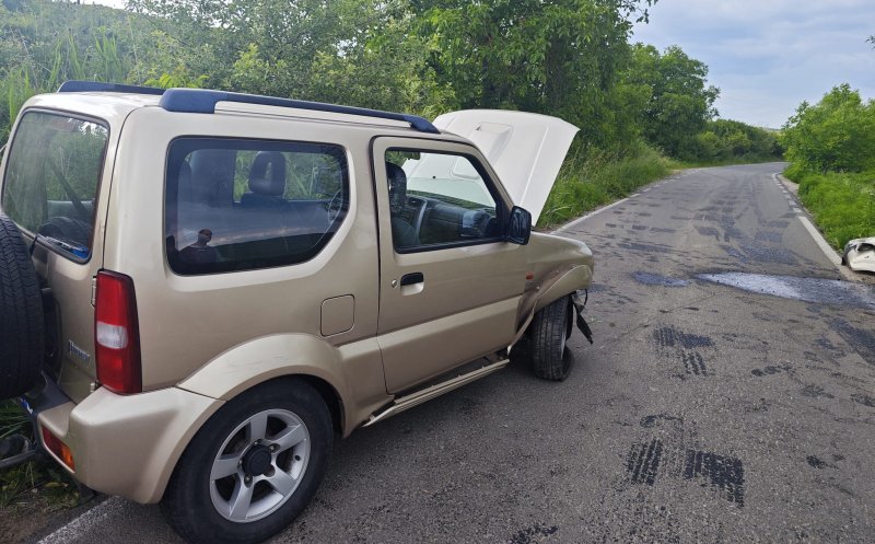 Mașină "șifonată" bine după un accident în Cluj. Doi bărbați au ajuns la spital