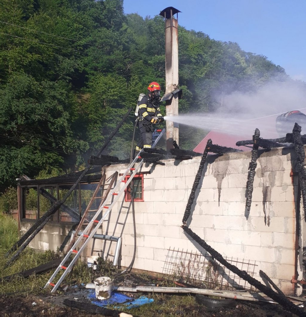 Incendiu la o casă în Valea Ierii. Acoperișul s-a făcut scrum