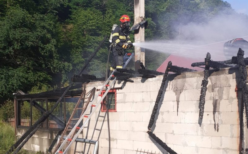 Incendiu la o casă în Valea Ierii. Acoperișul s-a făcut scrum