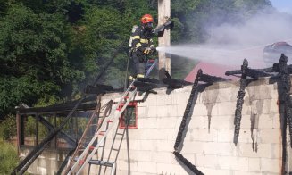 Incendiu la o casă în Valea Ierii. Un acoperiș s-a făcut scrum