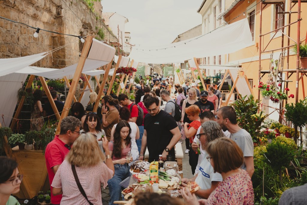 Clujenii, invitați la masă pe strada Potaissa. Ia loc duminică la Masa Bunei Vecinătăți