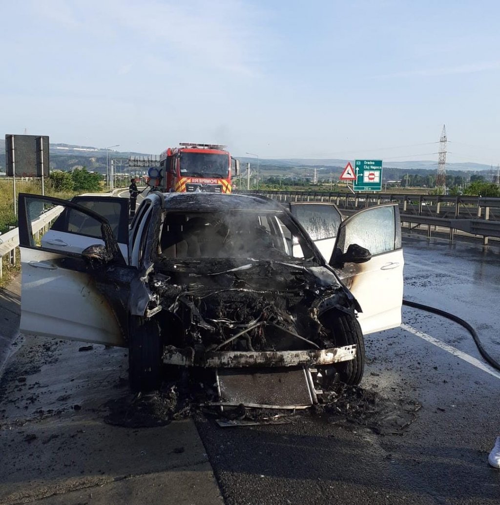 O mașină a luat foc pe Autostrada Transilvania, între Cluj și Turda/ De la ce a pornit incendiul