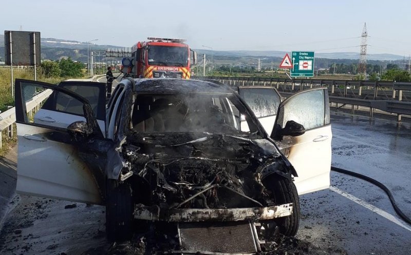 O mașină a luat foc pe Autostrada Transilvania, între Cluj și Turda/ De la ce a pornit incendiul