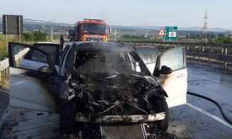 O mașină a luat foc pe Autostrada Transilvania, între Cluj și Turda/ De la ce a pornit incendiul