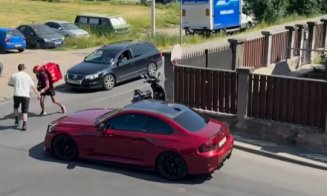 Scandal cu figuri de box într-o intersecție din Florești: Livrator pe moto vs șofer de bolid