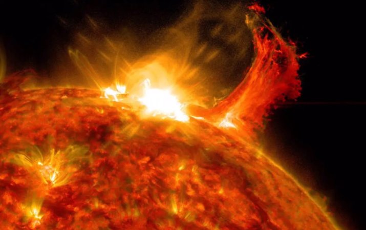 O furtună solară se îndreaptă spre Pământ. Cât de puternică va fi și cum ne-ar putea afecta