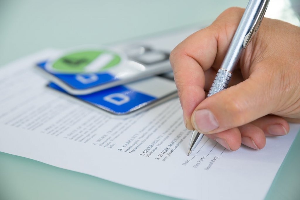 Agent de poliție din Cluj, cercetat penal pentru falsificarea certificatelor de înmatriculare a două autoturisme