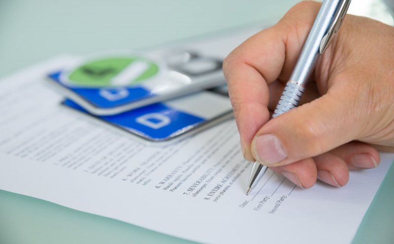 Agent de poliție din Cluj, cercetat penal pentru falsificarea certificatelor de înmatriculare a două autoturisme