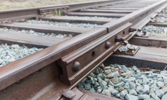 Cluj: Șofer blocat într-un șanț la trecerea peste calea ferată. A fost nevoie de intervenția pompierilor și a unui buldoexcavator