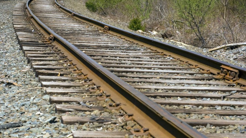 Accident teribil pe calea ferată: Tânără de 17 ani, lovită mortal de tren. Fata ar fi ascultat muzică în căşti când traversa șinele