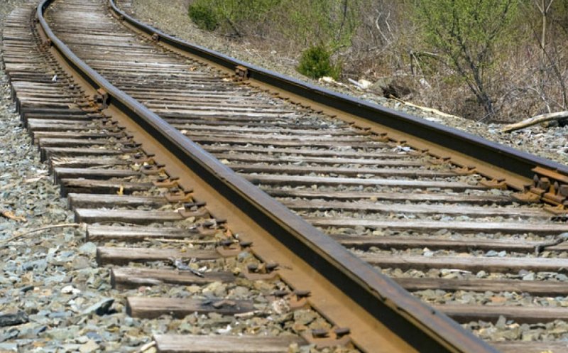 Accident teribil pe calea ferată: Tânără de 17 ani, lovită mortal de tren. Fata ar fi ascultat muzică în căşti când traversa șinele