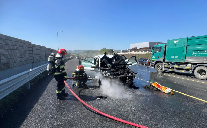 Incendiu pe un drum din Cluj: O mașină s-a făcut scrum