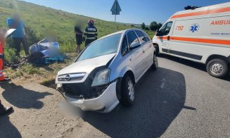 Accident în Cluj: Mașină proiectată într-un șanț. O victimă a fost transportată de urgență la spital
