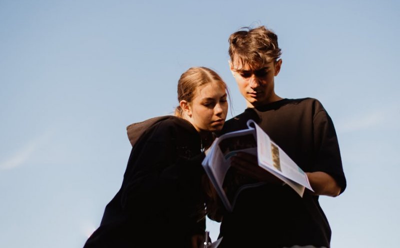 Departamentul de Sănătate Publică al UBB Cluj lansează în cadrul TIFF.24 ghidul „How to Adolescence”