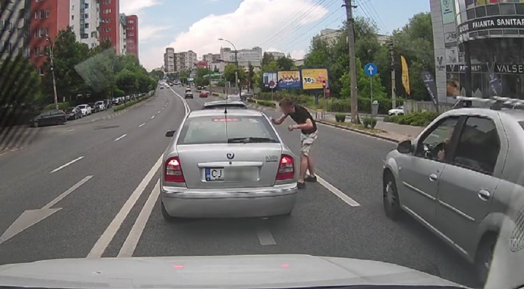 Bătaie în traficul din Cluj: Un șofer agresiv a oprit în mijlocul drumului și a lovit un clujean aflat într-o mașină