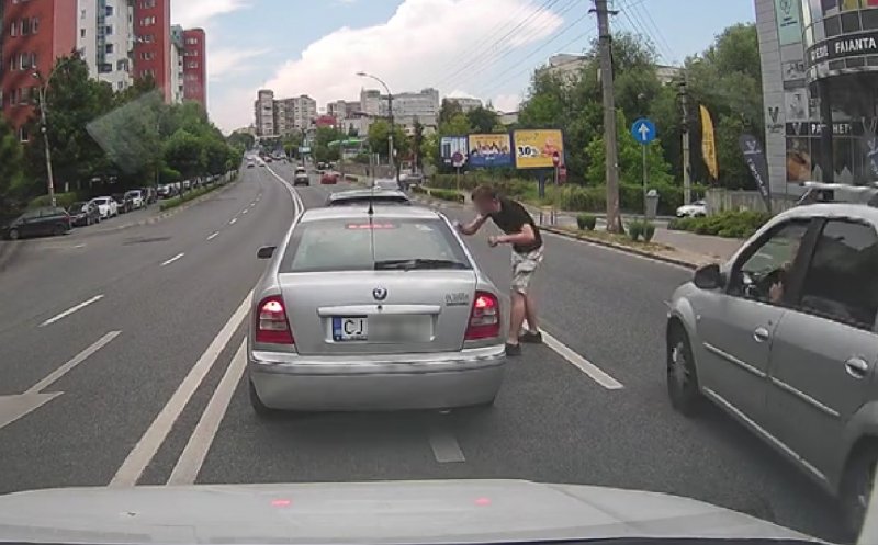 Bătaie în traficul din Cluj: Un șofer agresiv a oprit în mijlocul drumului și a lovit un clujean aflat într-o mașină