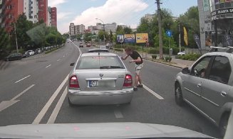 Bătaie în traficul din Cluj: Un șofer agresiv a oprit în mijlocul drumului și a lovit un clujean aflat într-o mașină