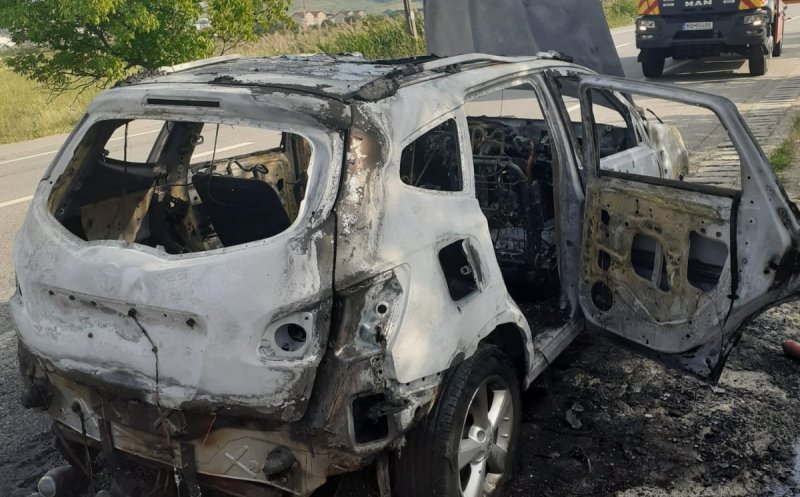 Mașină distrusă de Flăcări într-un municipiu din Cluj. Care a fost cauza incendiului