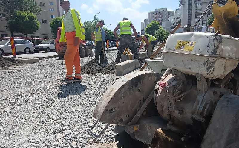Acuş vine asfaltul în locul "garajelor cu şobolani" din Mănăştur / Se munceşte şi pe caniculă