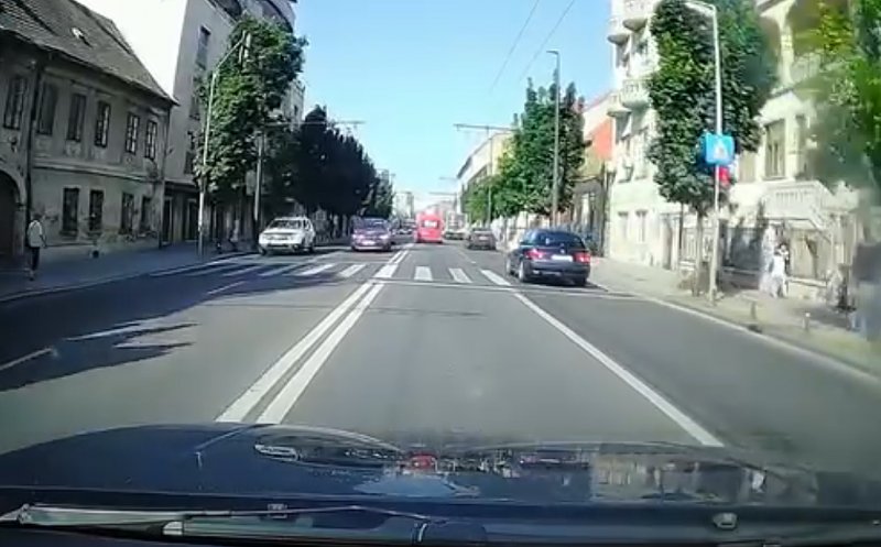 Cluj-Napoca: "Dacă nu sunt pietoni pe trecere, culoarea roșie a semaforului e opțională" / "De multe ori și când sunt pietoni pe trecere e opțională!!!"