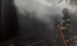 Incendiu mare într-o localitate din Cluj. O casă și o anexă, cuprinse în totalitate de flăcări. Intervin patru autospeciale