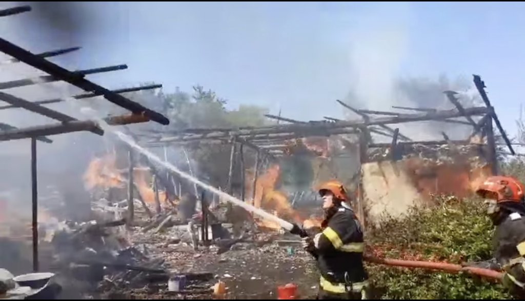 Incendiu mare într-o localitate din Cluj. O casă și o anexă, cuprinse în totalitate de flăcări. Intervin patru autospeciale