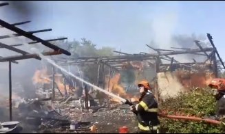 Incendiu mare într-o localitate din Cluj. O casă și o anexă, cuprinse în totalitate de flăcări. Intervin patru autospeciale