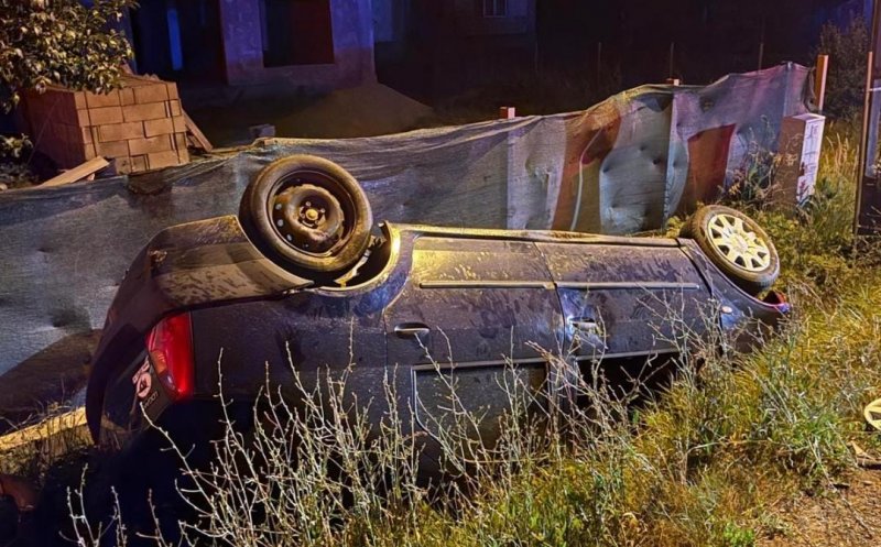 Mașină răsturnată, într-o localitate clujeană. Două persoane au fost transportate la spital