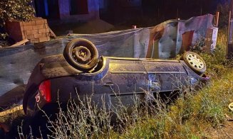Mașină răsturnată, într-o localitate clujeană. Două persoane au fost transportate la spital
