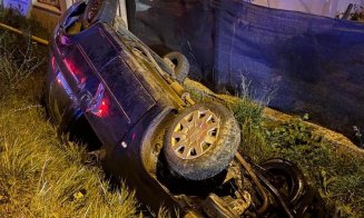 Mașină răsturnată într-o localitate clujeană. Două persoane au fost transportate la spital