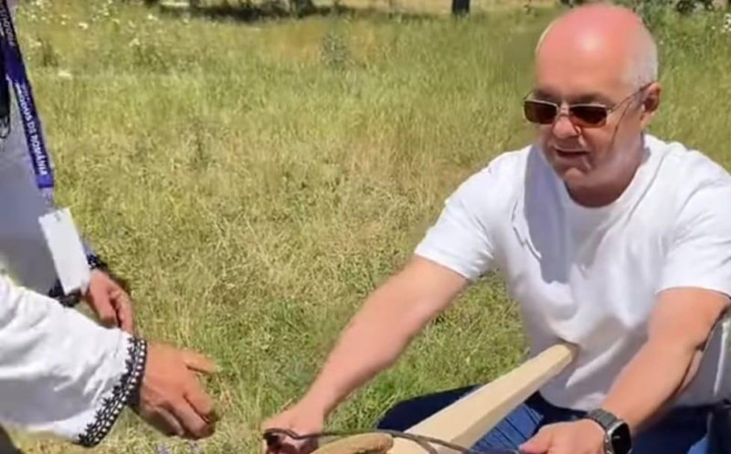 Emil Boc a luat pulsul târgului Produs de Cluj / Primarul a „testat” o unealtă veche de 100 de ani