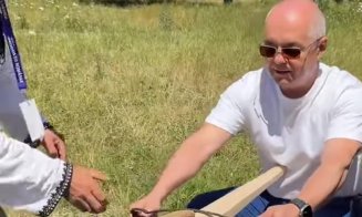 Emil Boc a luat pulsul târgului Produs de Cluj / Primarul a „testat” o unealtă veche de 100 de ani