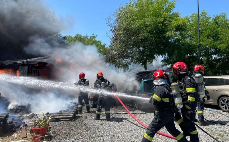 Incendiu la un depozit și o anexă, pe strada Traian Vuia din Cluj-Napoca. Flăcările s-au extins la o parcare / Pompierii au intervenit cu trei autospeciale