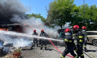 Incendiu la un depozit și o anexă, pe strada Traian Vuia din Cluj-Napoca. Flăcările s-au extins la o parcare / Pompierii au intervenit cu trei autospeciale
