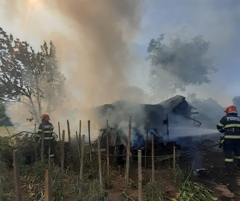 Anexă gospodărească cuprinsă de flăcări, în Cluj. Care a fost cauza incendiului