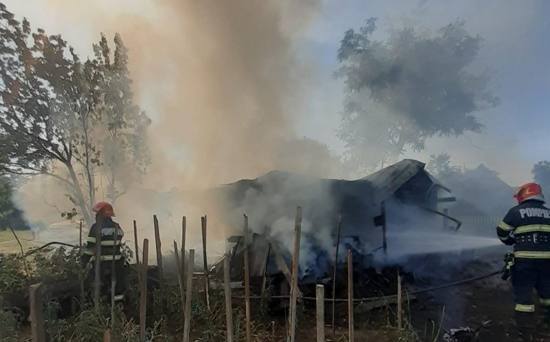 Anexă gospodărească cuprinsă de flăcări, în Cluj. Care a fost cauza incendiului