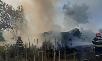 Anexă gospodărească cuprinsă de flăcări, în Cluj. Care a fost cauza incendiului