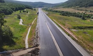 IMAGINI spectaculoase de pe șantierul UMB Nădășelu - Zimbor. Apar tot mai multe dungi de asfalt