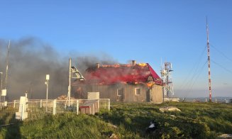 Incendiu puternic pe Vârful Vlădeasa: cabana și stația meteorologică au fost cuprinse de flăcări