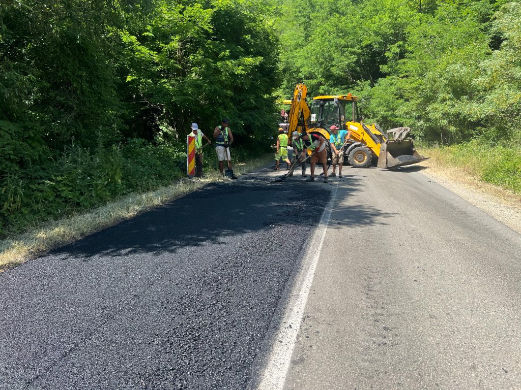 Reparații pe un drum județean din zona de munte a Clujului