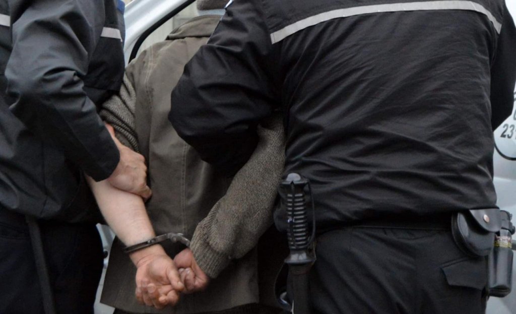 Studentul care a agresat un supraveghetor în timpul unui examen, reținut de polițiști. Purta o uniformă de Poliție Locală