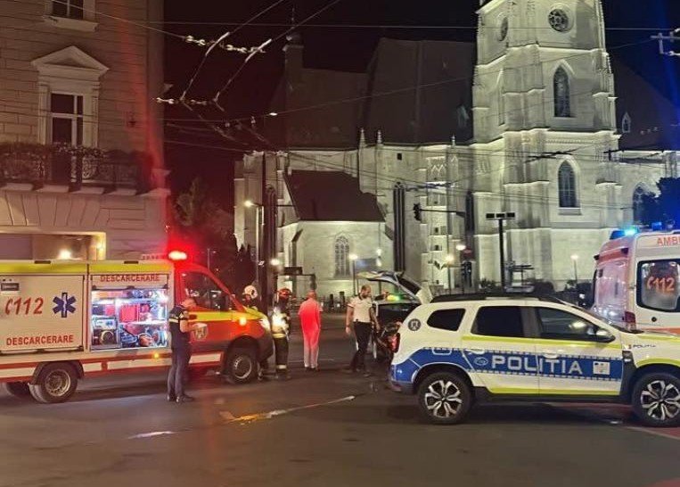 Impact violent între o motocicletă și un autoturism în centrul Clujului. Motociclistul, transportat la spital