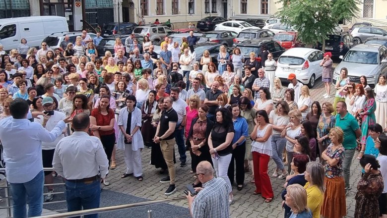 Protest spontan la ANAF Cluj. Angajații au ieșit din birouri în curtea instituției: "Ar trebui să strângem cureaua de sus în jos, nu de jos în sus"